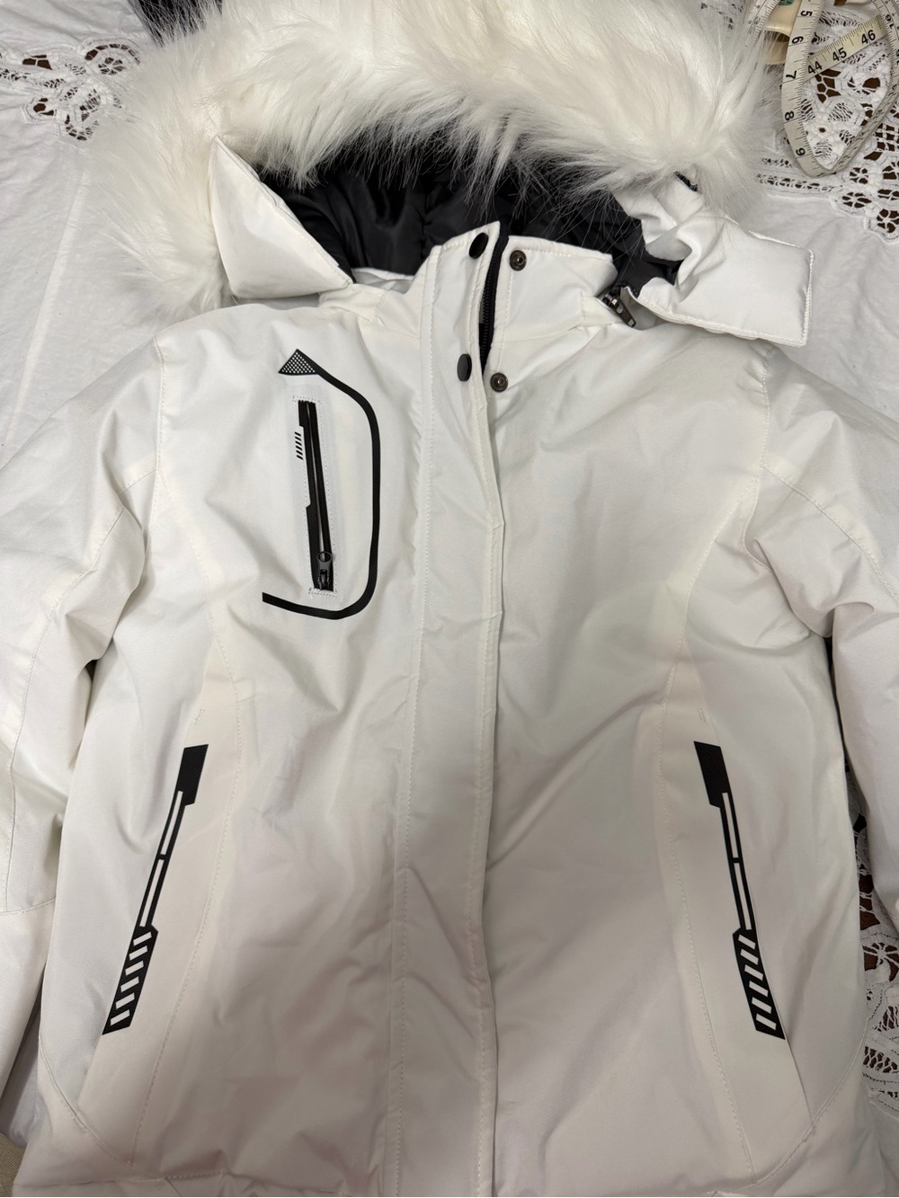 Skieer girls waterproof ski winter jacket white and black size 8